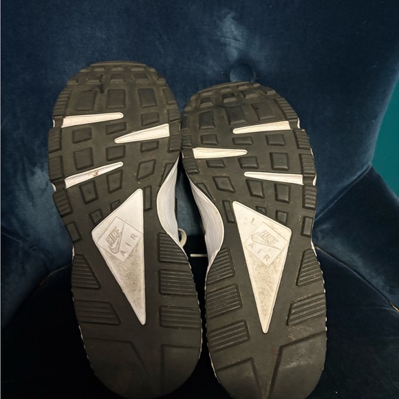 Nike Air Huaraches in “Persian Violet” - Picture 5 of 7